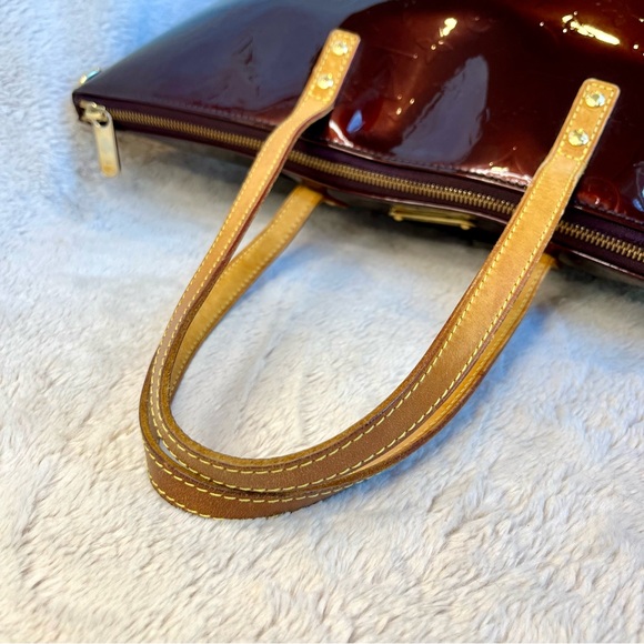 Louis Vuitton Amarante Vernis Monogram Bellevue GM Bag - Picture 10 of 17